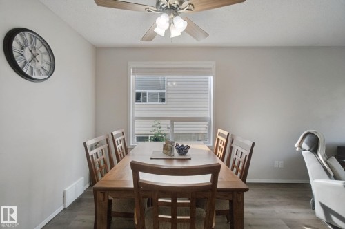 Recessed window with horizontal blinds, wood-finish flooring, and ceiling fan with integrated lighting - 15618 141 Street Nw, Edmonton, AB 