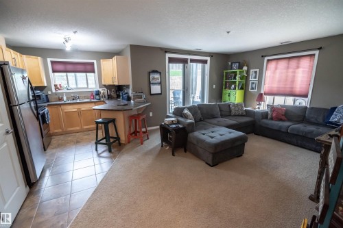 #124 300 Spruce Ridge Rd, Spruce Grove, AB - Indoor Photo Showing Living Room
