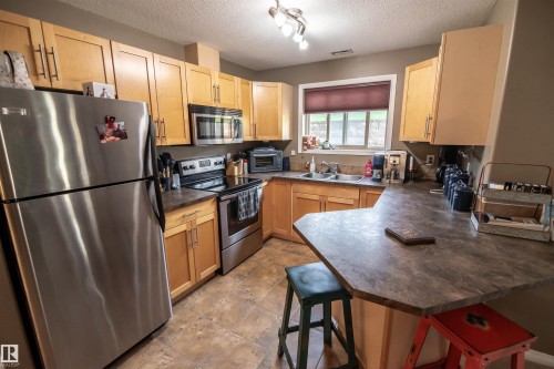 #124 300 Spruce Ridge Rd, Spruce Grove, AB - Indoor Photo Showing Kitchen With Double Sink