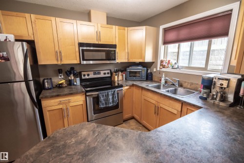 #124 300 Spruce Ridge Rd, Spruce Grove, AB - Indoor Photo Showing Kitchen With Double Sink