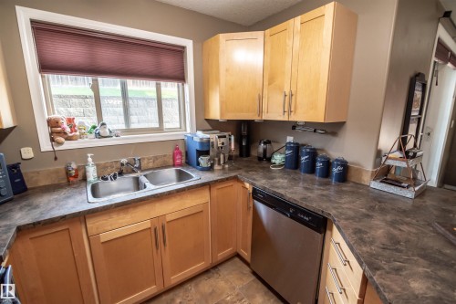 #124 300 Spruce Ridge Rd, Spruce Grove, AB - Indoor Photo Showing Kitchen With Double Sink