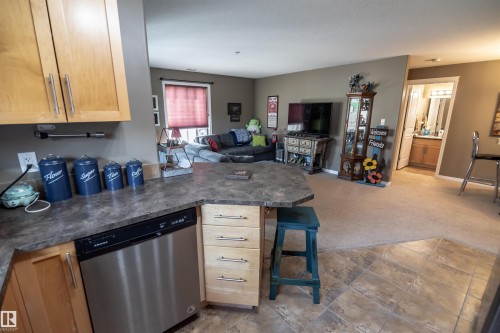 #124 300 Spruce Ridge Rd, Spruce Grove, AB - Indoor Photo Showing Kitchen