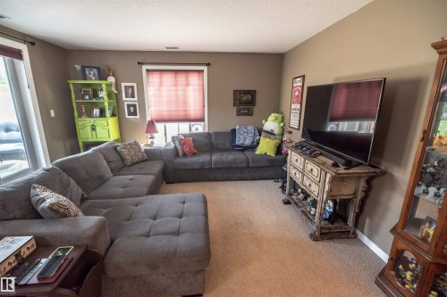 #124 300 Spruce Ridge Rd, Spruce Grove, AB - Indoor Photo Showing Living Room