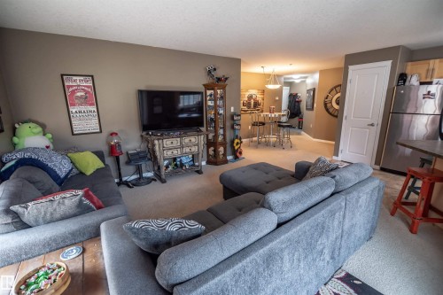 #124 300 Spruce Ridge Rd, Spruce Grove, AB - Indoor Photo Showing Living Room