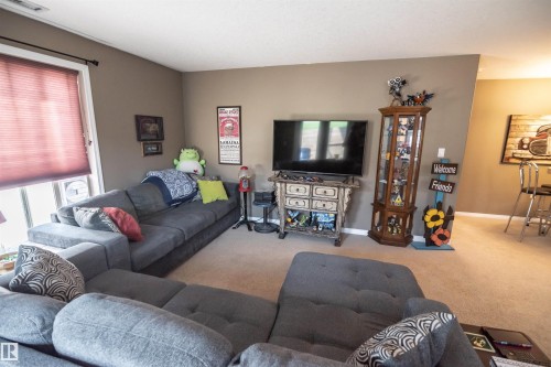 #124 300 Spruce Ridge Rd, Spruce Grove, AB - Indoor Photo Showing Living Room