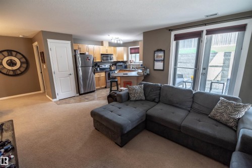 #124 300 Spruce Ridge Rd, Spruce Grove, AB - Indoor Photo Showing Living Room