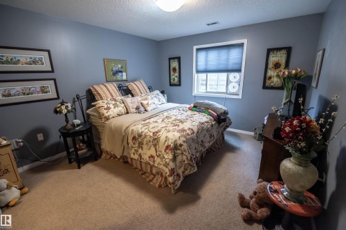 #124 300 Spruce Ridge Rd, Spruce Grove, AB - Indoor Photo Showing Bedroom