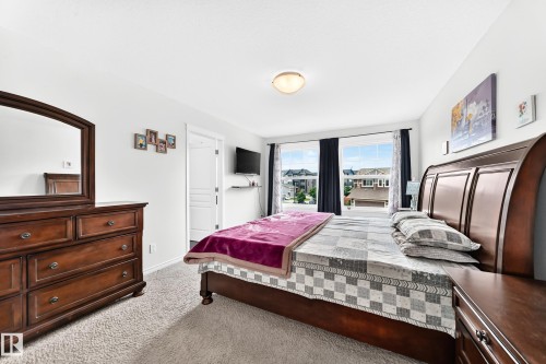 Carpeted flooring, vaulted ceiling, and dual windows - 2015 Chalmers Way Sw, Edmonton, AB 