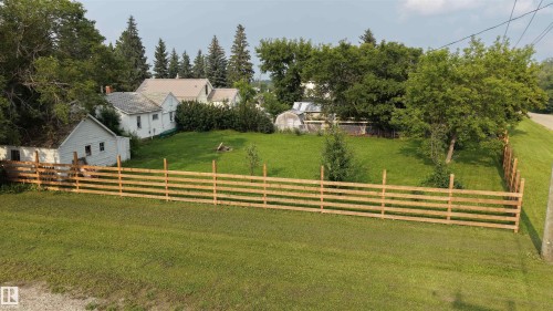 Expansive back yard featuring a new split-rail fence, house and garage. - 5019 48 Avenue, Onoway, AB - Outdoor