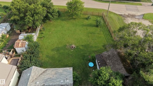 Expansive back yard with a new wood style perimeter fence - 5019 48 Avenue, Onoway, AB - Outdoor
