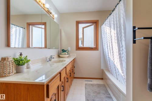 5825 52 Street, Wetaskiwin, AB - Indoor Photo Showing Bathroom