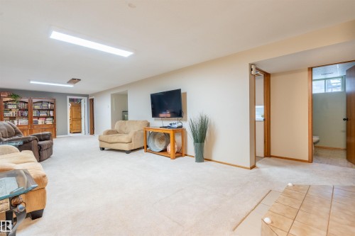 5825 52 Street, Wetaskiwin, AB - Indoor