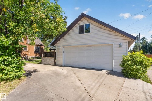 Detached garage structure with siding exterior and a concrete driveway - 13351 109A Avenue Nw, Edmonton, AB 