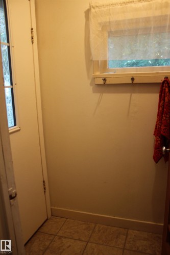 Tiled flooring and a window with a built-in hanging rack - 4406 49A Street, Vegreville, AB 