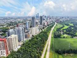 Urban corridor location showcasing proximity to downtown skyline, mature tree-lined green spaces, and established residential neighbourhoods - 