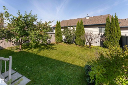 Expansive lawn with mature trees and established plantings - 10820 178 Avenue Nw, Edmonton, AB 