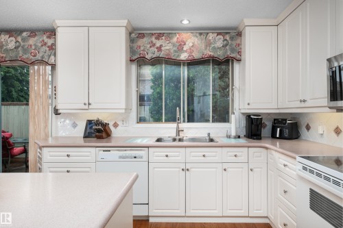 2408 115 Street Nw, Edmonton, AB - Indoor Photo Showing Kitchen