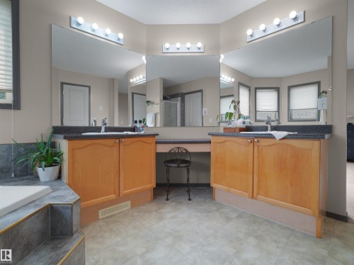 1025 Graham Court Nw, Edmonton, AB 