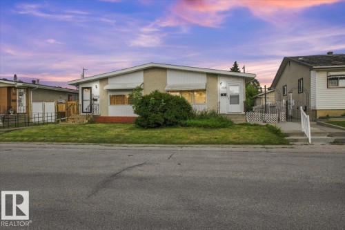 Single-story residence with a stucco exterior and white trim - 13235 82 Street Nw, Edmonton, AB 