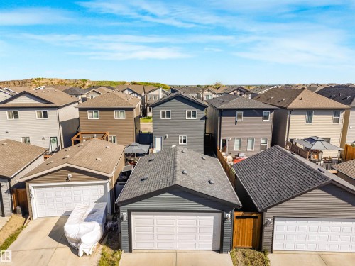 Residential neighborhood featuring detached homes with various exterior siding colors and attached garages - 6453 177A Avenue Nw, Edmonton, AB 