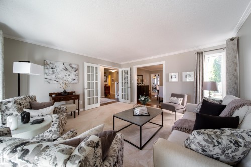 716 Hendra Crescent Nw, Edmonton, AB - Indoor Photo Showing Living Room