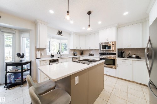 716 Hendra Crescent Nw, Edmonton, AB - Indoor Photo Showing Kitchen