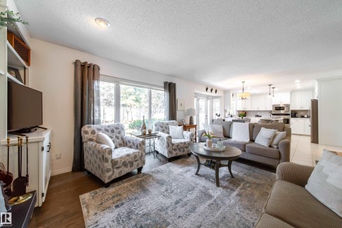 716 Hendra Crescent Nw, Edmonton, AB - Indoor Photo Showing Living Room