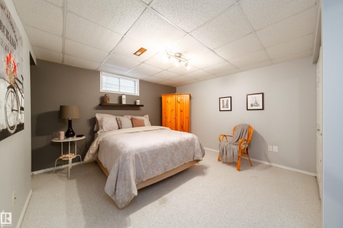 716 Hendra Crescent Nw, Edmonton, AB - Indoor Photo Showing Bedroom