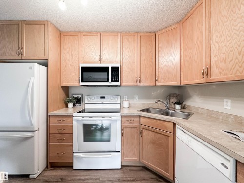 #140 78B Mckenney Av, St. Albert, AB - Indoor Photo Showing Kitchen With Double Sink