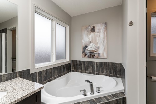 7038 172A Avenue Nw, Edmonton, AB 