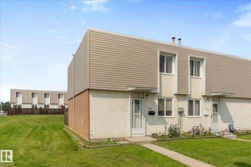 Multi-unit property featuring tan horizontal siding and textured white exterior finishes - 173 Cornell Court Nw, Edmonton, AB - Outdoor