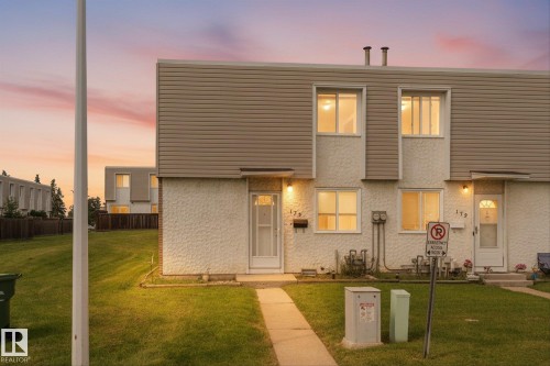 Duplex exterior featuring light stucco and horizontal siding - 173 Cornell Court Nw, Edmonton, AB - Outdoor
