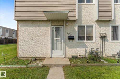 Two-story exterior with textured stucco and horizontal siding - 173 Cornell Court Nw, Edmonton, AB - Outdoor