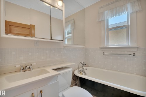 11527 88 Street Nw, Edmonton, AB - Indoor Photo Showing Bathroom