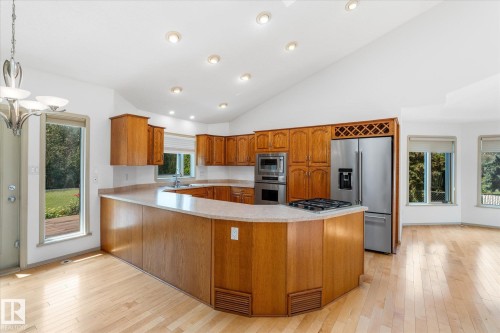 136 Westridge Crescent, Spruce Grove, AB - Indoor Photo Showing Kitchen
