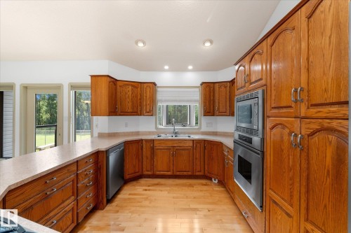 136 Westridge Crescent, Spruce Grove, AB - Indoor Photo Showing Kitchen With Double Sink