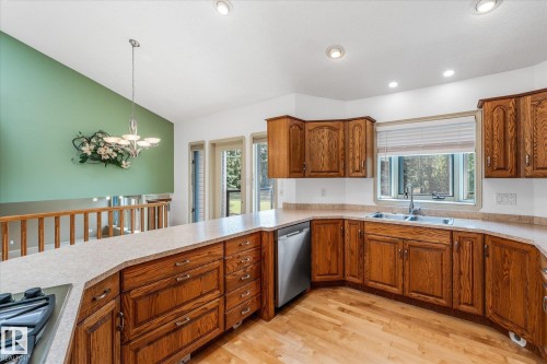 136 Westridge Crescent, Spruce Grove, AB - Indoor Photo Showing Kitchen With Double Sink