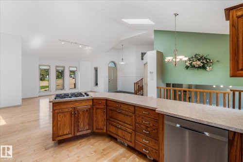 136 Westridge Crescent, Spruce Grove, AB - Indoor Photo Showing Kitchen