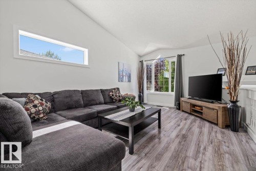 Vaulted ceiling, wood-finish flooring, white trim windows, and a horizontal transom window - 40 Hampton Place, Stony Plain, AB 