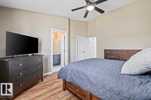 Vaulted ceiling with a ceiling fan, wood-finish flooring, and light-toned walls - 40 Hampton Place, Stony Plain, AB 