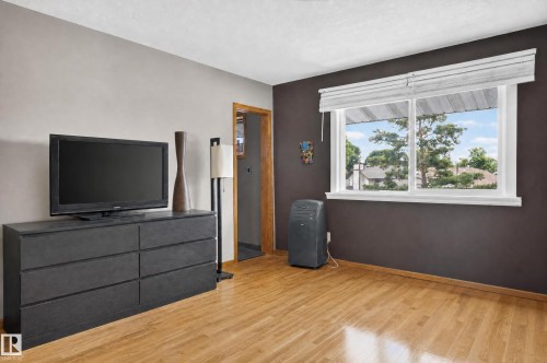 Wood-finish flooring throughout - 17103 92 Street Nw, Edmonton, AB 