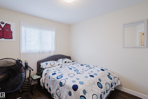 Window with horizontal blinds - 10332 161 Street Nw, Edmonton, AB 
