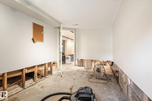 Concrete flooring with exposed sub-wall framing - 10943 72 Avenue Nw, Edmonton, AB 