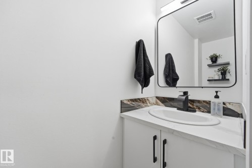 21 Lakewood Village Nw, Edmonton, AB 