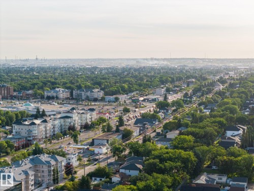 Expansive urban landscape featuring dense tree coverage, residential structures, and commercial buildings - 8952 81 Avenue Nw, Edmonton, AB 