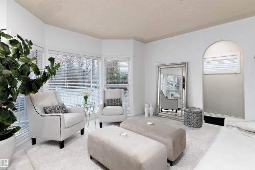 Bay window with integrated blinds, creating a bright interior - 9654 100 Street Nw, Edmonton, AB 