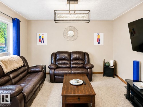 Recessed window with exterior landscape, neutral wall tones, and ceiling-mounted light fixture - 12130 124 Street Nw, Edmonton, AB 