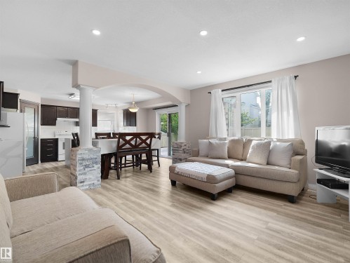 614 Layton Crest Nw, Edmonton, AB - Indoor Photo Showing Living Room