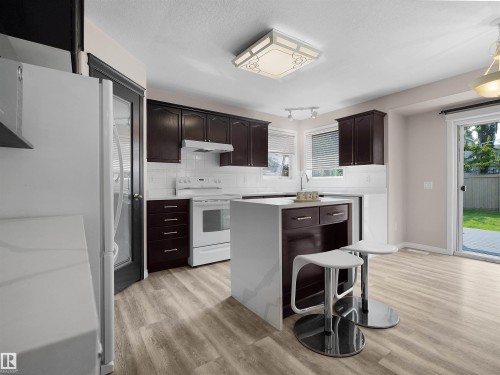 614 Layton Crest Nw, Edmonton, AB - Indoor Photo Showing Kitchen