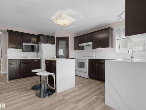 614 Layton Crest Nw, Edmonton, AB - Indoor Photo Showing Kitchen